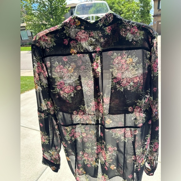 Beautiful button up top - Picture 2 of 3